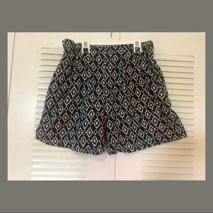 FALLS CREEK SHORTS - patterned white/gray and black. US size -12(L) UK size -15